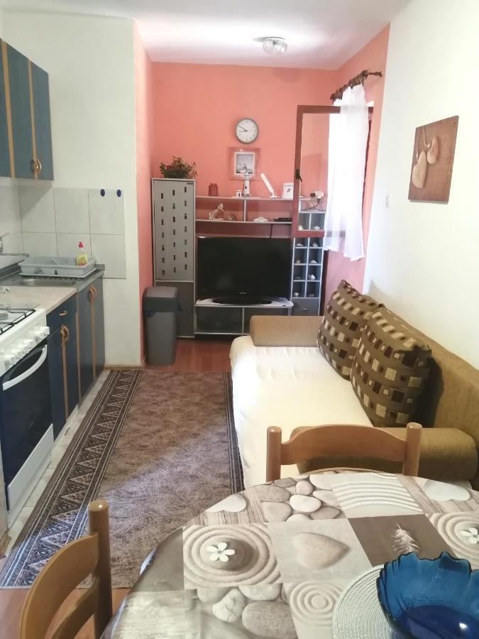 Apartmani Zmiric プリモシュテン エクステリア 写真